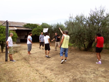 Studenti giocano a pallavolo a Colle Mattia